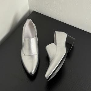 Exclusivos zapatos de tacón alto de cuero plateado con punta en pico para hombre, ideales para estilistas y bailarines de discotecas. - Product Image 2