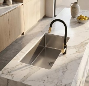Robinet de <span class=keywords><strong>cuisine</strong></span> intelligent cascade noir mat en acier inoxydable 304 avec douchette extractible, design contemporain, garantie 3 ans, idéal pour hôtels - Product Image 1