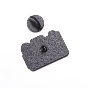 Spilla Smaltata a Forma di Macchina Fotografica Rétro Cartone Animato, Divertente Distintivo da Bavero Registrazione, Gioiello Fotografico Personalizzato, Spilla Colorata Idea Regalo per Bambini - Product Image 2