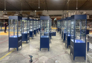 Design personalizzato moderno vetro temperato MDF orologio in legno vetrina con luce a LED per la decorazione di negozi e centri commerciali - Product Image 3