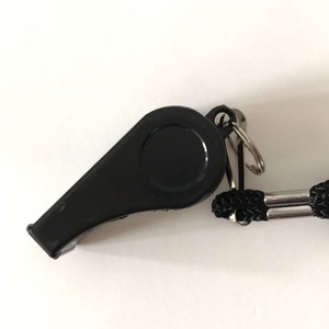 Silbato de plástico negro con cordón para porristas y árbitros deportivos - Product Image 1