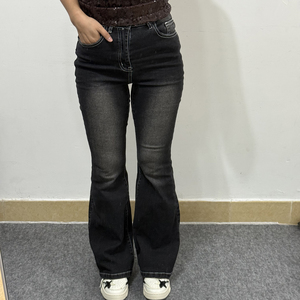 Jeans <span class=keywords><strong>neri</strong></span> <span class=keywords><strong>a</strong></span> <span class=keywords><strong>zampa</strong></span> d'elefante da donna personalizzati, con ricamo di strass <span class=keywords><strong>a</strong></span> forma di farfalla sulla tasca posteriore, modello slim fit. - Product Image 3
