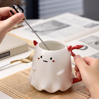 Mug en céramique mignon petit démon fantôme avec agitateur trident, tasse à café/thé sur le thème d'Halloween, passe au micro-ondes et au lave-vaisselle, adorable