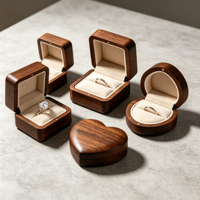 Boîte à bague en bois de noyer noir personnalisée FSC avec doublure en velours pour demande en mariage, bague simple en diamant
