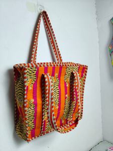 Sac fourre-tout en coton vert matelassé Kantha fait à la main avec fermeture éclair imperméable réversible patchwork pour les voyages, les courses et l'usage quotidien - Product Image 4