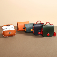 Étui pour écouteurs en cuir véritable fait main pour AirPods, boîte de protection pour écouteurs avec bouton, logo personnalisé en gros
