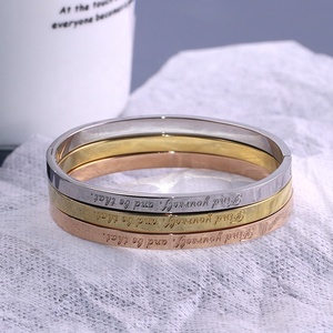 Venta al por mayor de joyería de moda clásica de 18 quilates chapado en oro rosa de acero inoxidable grabado letra brazalete pulsera brazalete para las mujeres - Product Image 2