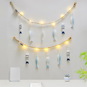 ไฟ LED รูปปลาแบบสายห้อย สไตล์เมดิเตอร์เรเนียน สำหรับตกแต่งห้องนอนภายในบ้าน ให้แสงอบอุ่น พร้อมจี้พลาสติกแขวนผนัง - Product Image 1