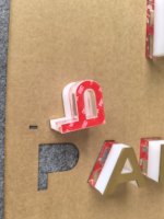 Lettres en acier inoxydable titane brossé de 3 mm sur base acrylique de 38 mm d'épaisseur, signalétique combinée haut de gamme personnalisée pour les façades de marques
