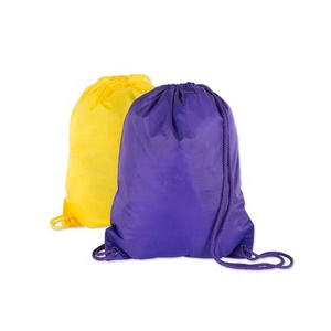 Sac à dos unisexe en polyester avec logo personnalisé, doublure en maille rouge et marine, sac de sport portable, capacité inférieure à 23 litres, poignée en corde - Product Image 2