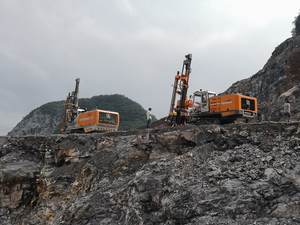 다기능 강력한 완전 유압 광산 시추공 드릴링 리그 폭발 구멍 드릴링 머신 무료 보증 판매 - Product Image 3