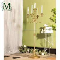 Lampe à pampilles en tissu blanc vintage avec support en métal brillant pour la décoration de table de banquet de mariage