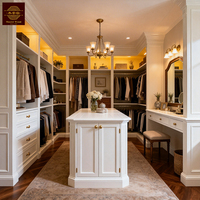 Système d'îlot de dressing sur mesure de luxe en bois avec miroir et table, armoire ouverte en bois massif, meubles de chambre à coucher