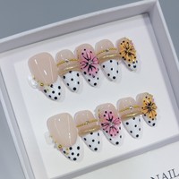 10 faux ongles amande à paillettes, style French, faits à la main, à presser, avec fleurs et perles dorées, couvrance totale avec pointe.