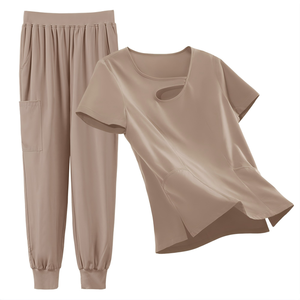 Uniforme Médico con Cuello Redondo y Aberturas, Malla Transpirable, Tallas Regular/Petite, Tela Fresca Resistente a las Manchas para Enfermeras y Esteticistas - Product Image 1