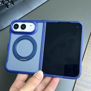 เคสโทรศัพท์แบบพับได้ 18 แบบ ดีไซน์ใหม่ ขนาด 2.5 มม. เคลือบผิวสัมผัสนุ่ม พร้อมขาตั้งโลหะหมุนได้ 360 องศา - Product Image 5