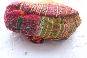 Sac à bandoulière ethnique indien fait main de Jaipur, style Banjara, avec fleurs brodées à la main, en coton, pour femme - Product Image 5