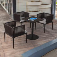 Table de salle à manger extérieure haut de gamme moderne en corde et aluminium noir, fabriquée à la main, pour usage hôtelier