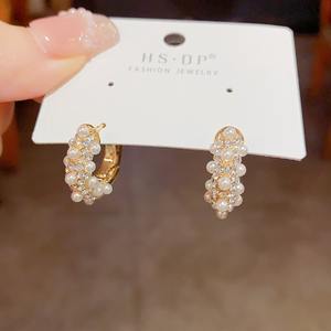 Pendientes de aro brillantes en forma de C de perla de imitación de circón coreano a la moda para regalo de accesorios de moda de mujer de gama alta versátil - Product Image 4