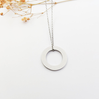 Collier tendance avec pendentif rond en acier inoxydable, pendentif rond sans ternissement, colliers plaqués or 18 carats