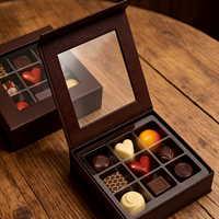 Boîte cadeau en papier rigide de luxe haut de gamme personnalisée pour bonbons et chocolats, matériaux recyclés, fenêtre en PVC, fermeture magnétique, gaufrage mat