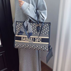 Sac fourre-tout à motif géométrique en PU de haute qualité. La fermeture est scellée avec des crochets. La doublure intérieure est en polyester. - Product Image 3