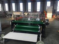 Machine semi-automatique de pliage, de collage et de formage de boîtes en carton, plieuse-colleuse à pression