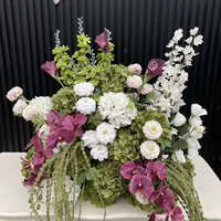 Bouquet de fleurs artificielles modernes en soie, fait main, violet foncé, vert et blanc, pour centre de table ou allée.