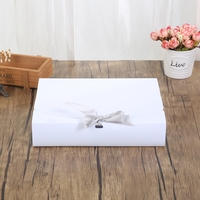 Boîte d'emballage rectangulaire pour foulards en soie pour femmes avec ruban, pelliculage mat et revêtement UV pour chaussettes