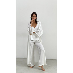 Conjunto De Pijama Elegante e Robe Mancha De Seda Regata e Calças Personalizadas - Product Image 2
