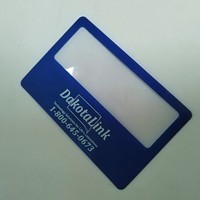 Hadiah Promosi Logo Kustom 85x54mm Kaca Pembesar Fresnel Pembaca Kartu Kredit dengan Bingkai PVC Berwarna-warni