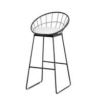 Ensemble de bar nordique avec tabourets hauts, comptoir en bois massif, design mural long en fer forgé simple pour usage domestique