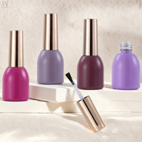Échantillons gratuits, flacons de vernis à ongles de 15 ml, une variété de pinceaux au choix, et nous acceptons les couleurs et logos personnalisés.