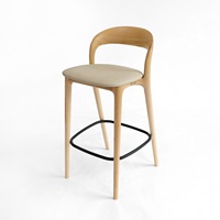 Tabouret de bar confortable avec dossier au design minimaliste, chaise haute rembourrée en bois massif avec repose-pieds en métal pour la maison ou le bar