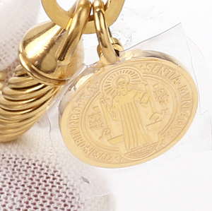 Bracelet en acier inoxydable torsadé avec fermoir en forme de U |   Bracelet avec pendentif médaillon Saint Benoît plaqué or 18 carats PVD - Product Image 5