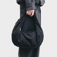 Sac bandoulière unisexe multifonctionnel et étanche OEM, sacoche de poitrine convertible en sac à main, système 2-en-1 en coque souple