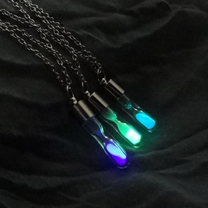 Pendentif bouteille à sable mouvant en cristal en forme de sablier, tendance, luminescent dans le noir, avec chaîne en alliage popcorn pour femmes - Product Image 2