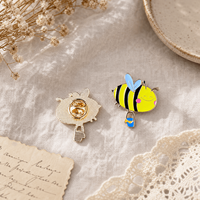 Broches en émail abeille de dessin animé mignonnes, broche décorative en métal abeille avec seau de crème glacée pour sac à dos, vente en gros personnalisée