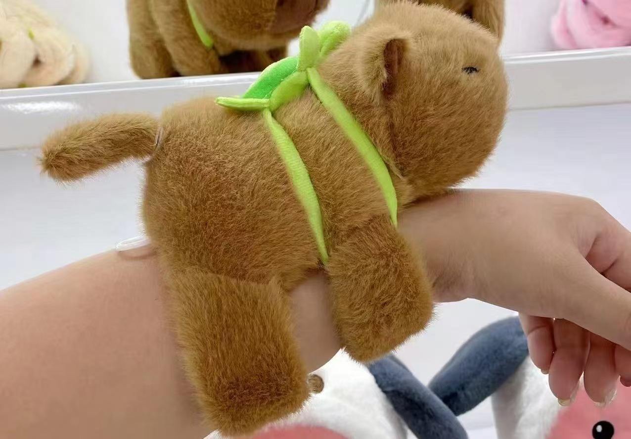 La queue à quatre doigts peut être remuée.