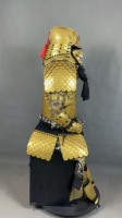 Tenue complète de samouraï japonais avec armure dorée à motifs écailles et casque croissant de lune – Idéale pour collection d'art ou décoration intérieure
