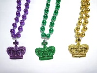 Colliers à breloques Mardi Gras en gros, très demandés, avec motifs tasse, guitare, couronne et ours pour les fêtes de carnaval