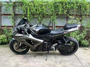 La moto <span class=keywords><strong>Suzuki</strong></span> <span class=keywords><strong>GSX600</strong></span> à quatre cylindres est rapide. - Product Image 4