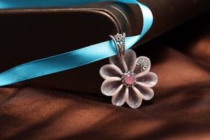 Colgante de flor de piel de ángel de aventurina de ciruela hecho a mano - Product Image 3