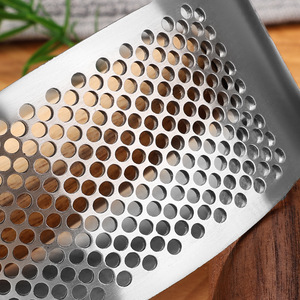 Prensa de ajo <span class=keywords><strong>manual</strong></span> mejorada de acero inoxidable con mango ancho de madera, <span class=keywords><strong>picadora</strong></span> y trituradora de ajo para utensilios de cocina doméstica - Product Image 5