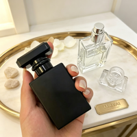 Vente en gros de flacons cosmétiques en verre noir de 30 ml avec impression sérigraphique, flacon de parfum unique avec bouchon pulvérisateur, modèle PB2