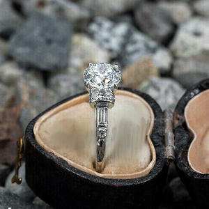 Anello di Fidanzamento F1420 per Donna in Oro Bianco con Diamante Taglio Brillante Rotondo Colore D Naturale e Pietre Laterali a Baguette - Product Image 3