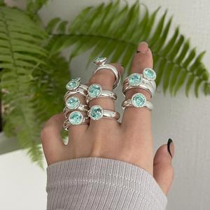 แหวนเงินแท้ S925 ทรงครึ่งวงกลม ประดับเพชรสีเขียวมิ้นท์ ดีไซน์เฉพาะแบบตอกลาย งานแฮนด์เมด ระดับไฮเอนด์ สำหรับผู้หญิง - Product Image 2