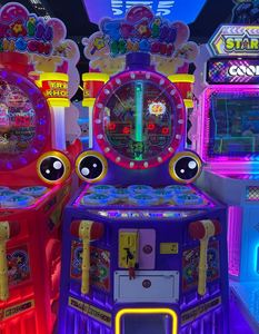 Consola de Juego Arcade de Golpear con Martillo para Dos Jugadores, Operada con Monedas, Tipo Whack-a-Mole, para Interiores, con 1 Año de Garantía y Material Metálico - Product Image 3