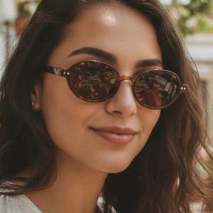 Gafas de Sol Retro 2025 con Logotipo Personalizado, Ovaladas, con Remaches, para Hombre y Mujer, Protección UV400, Montura Pequeña con Estampado de Leopardo, Estilo Punk - Product Image 2