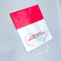 Sacs cadeaux transparents imperméables réutilisables de qualité alimentaire avec estampage à chaud, vente en gros, pour anniversaire, Saint-Valentin, en plastique PP givré avec rivets